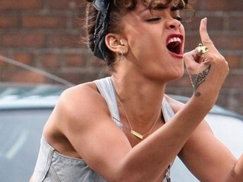 Rihanna-middle-finger